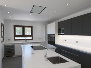 Kitchen with extractor hood in the ceiling